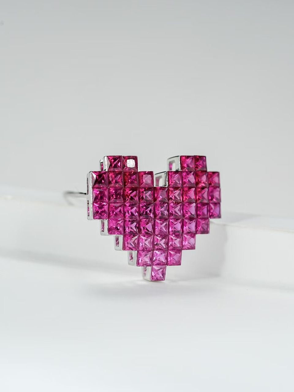 Radiant Mosaic Heart – Dual-Purpose Sapphire Pendant/Brooch in 18kt Gold