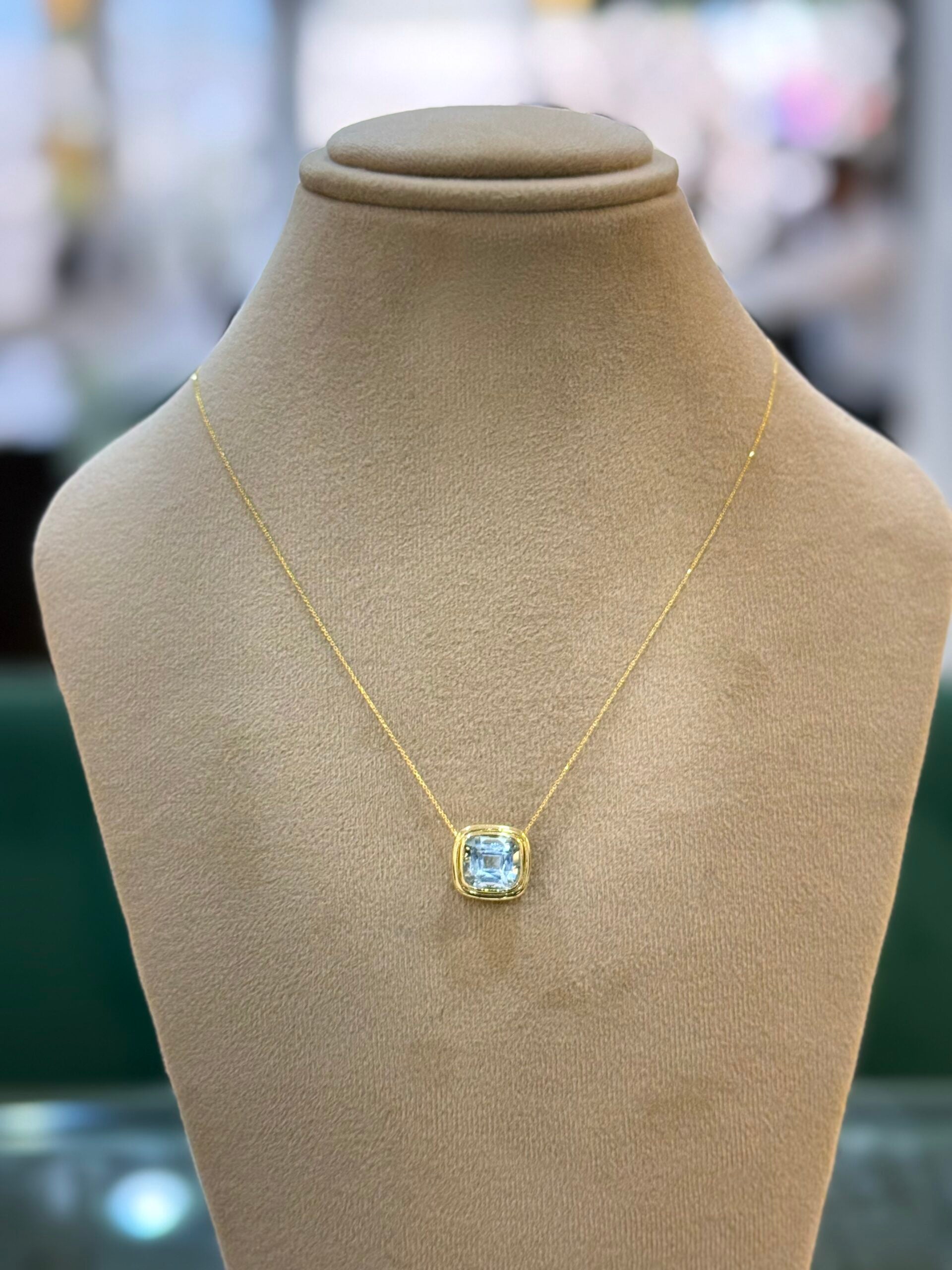 18kt Yellow Gold Pendant with Aquamarine