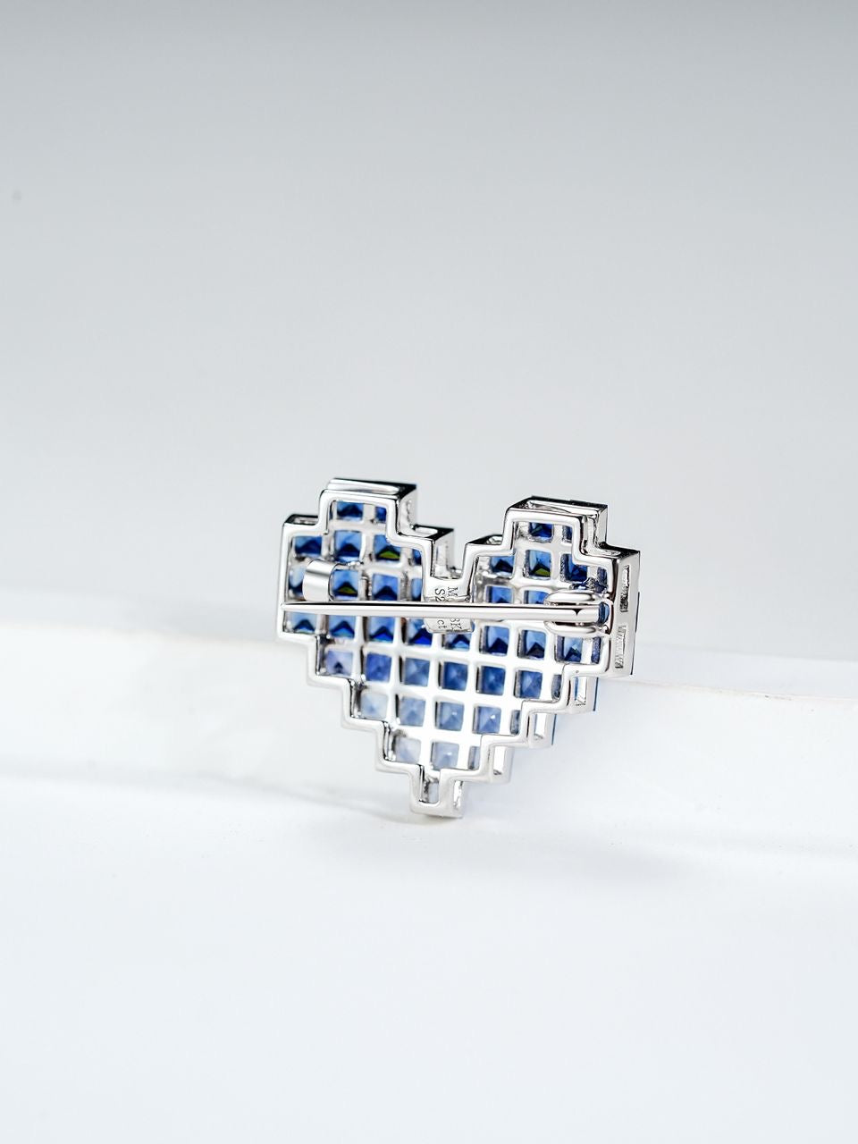 Radiant Mosaic Heart – Dual-Purpose Sapphire Pendant/Brooch in 18kt Gold