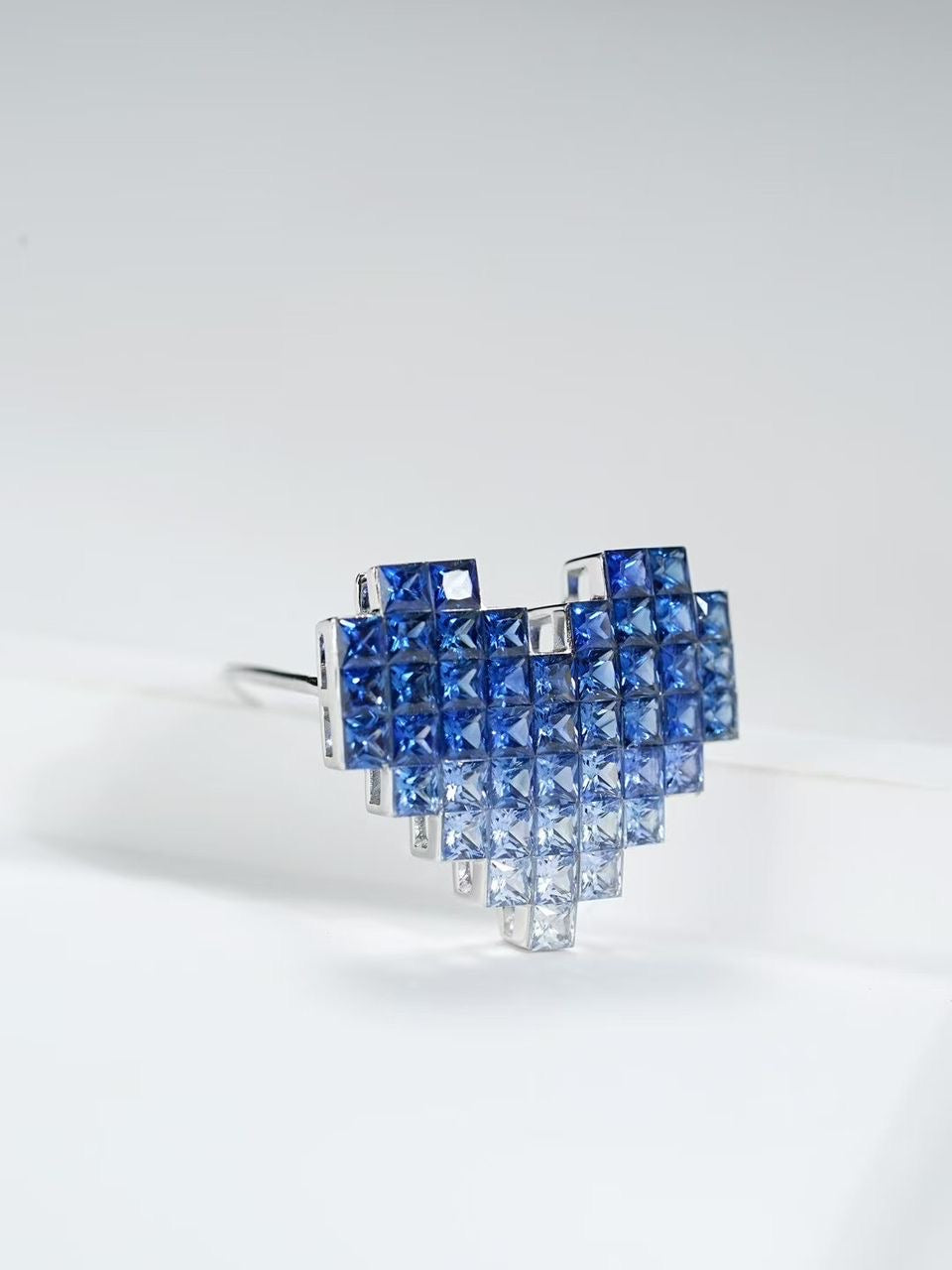 Radiant Mosaic Heart – Dual-Purpose Sapphire Pendant/Brooch in 18kt Gold