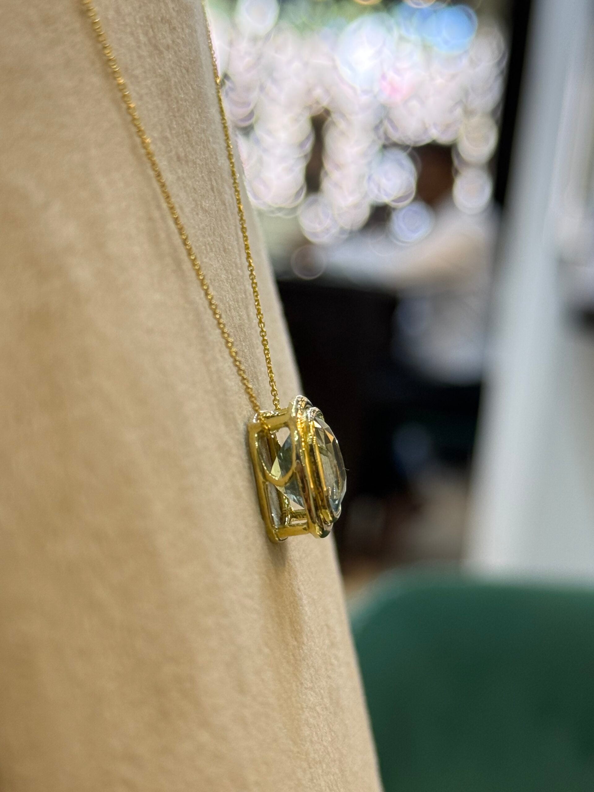 18kt Yellow Gold Pendant with Aquamarine